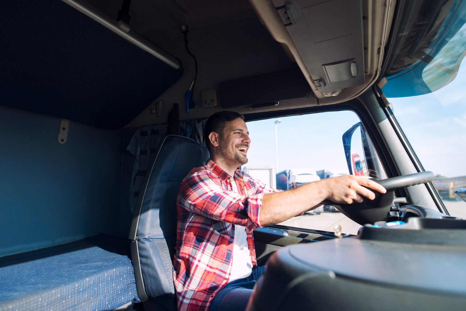 hombre conduciendo un camion